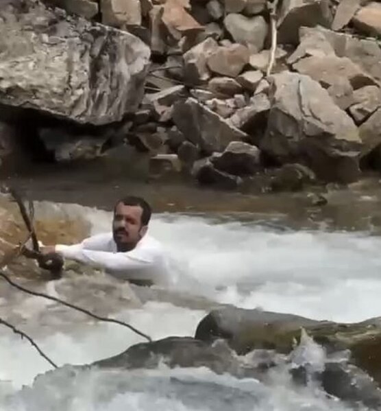Foto çəkdirərkən çaya düşən turist həyatını itirdi, onu xilas etmək istəyən qardaşı da axına qapıldı