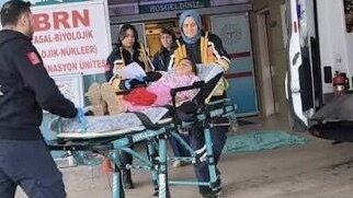 Dəmir qapının altında qalan 9 yaşlı uşaq ağır yaralandı - VİDEO