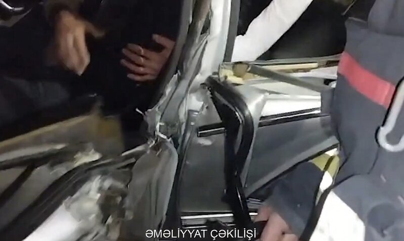 Maşında sıxılı vəziyyətdə qalan sürücü belə xilas edildi - Video