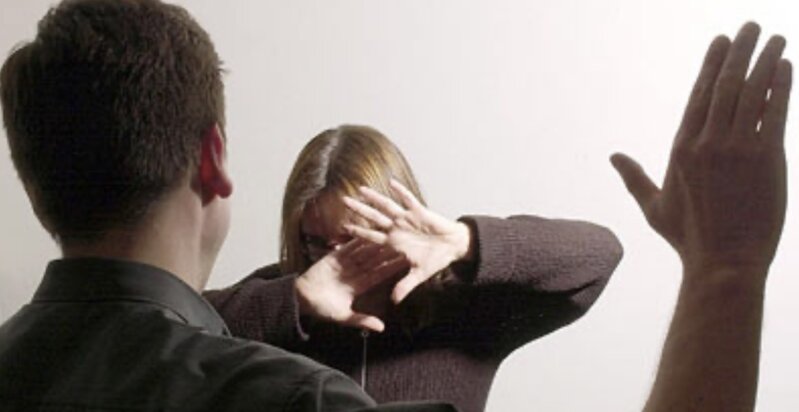 Ər ona xəyanət edən arvadını küçənin ortasında döydü