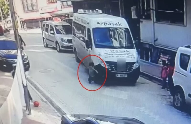 Xidməti mikroavtobus küçədə dostları ilə oynayan beş yaşlı uşağı vurub