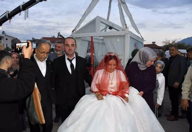 Qeyri-adi toy: Gəlin və bəy şüşə vitrində şəhər boyu gəzdirildi - VİDEO