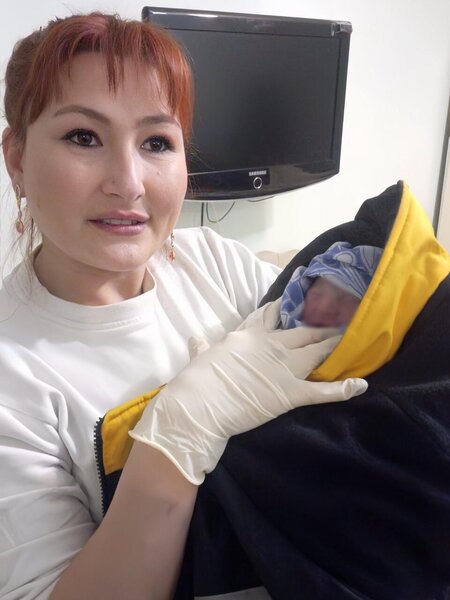 Bir əkiz təcili yardım maşınında, digəri isə xəstəxanada dünyaya gəldi - FOTO