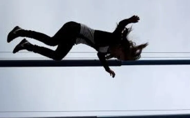 Yeni il gecəsi 12-ci mərtəbədən yıxıldı - SAĞ QALDI