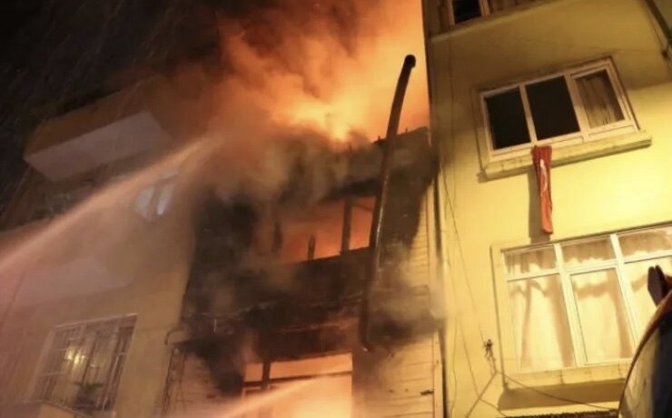 Bakıda yaşayış binasında YANĞIN: 1 nəfər tüstüdən zəhərləndi