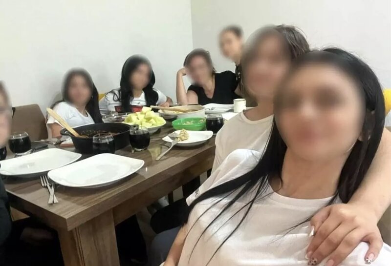 Dərs saatında şagirdləri evinə aparıb təmizlik işlərinə məcbur etdi