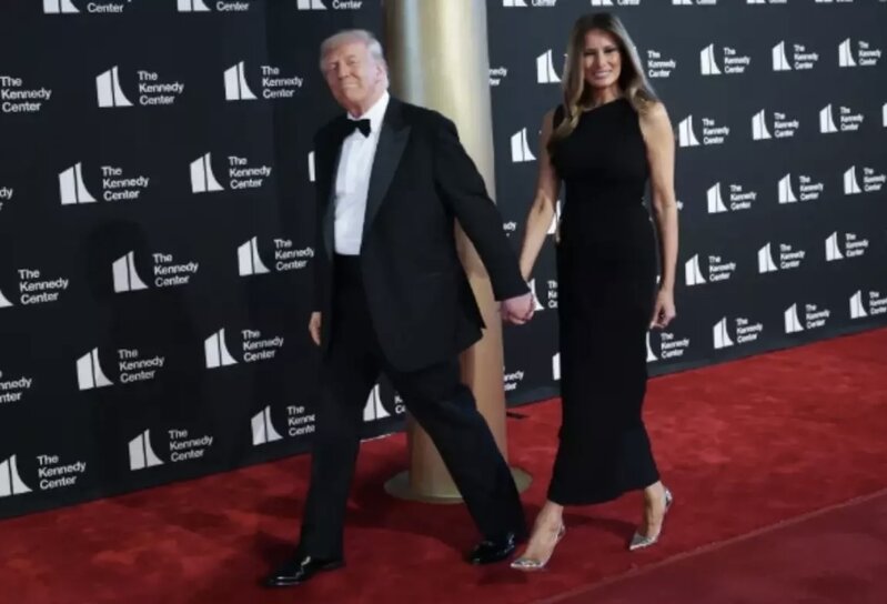 Trampın teatr gecəsi etirazlarla kölgələndi