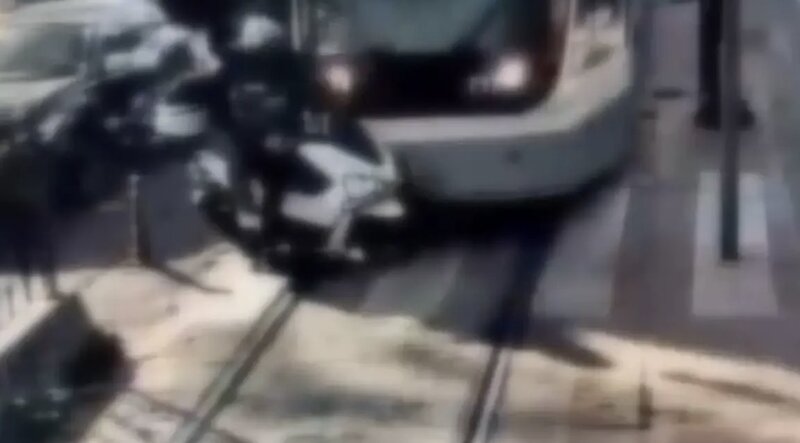 Beyoğlunda tramvay motosikletə çırpıldı