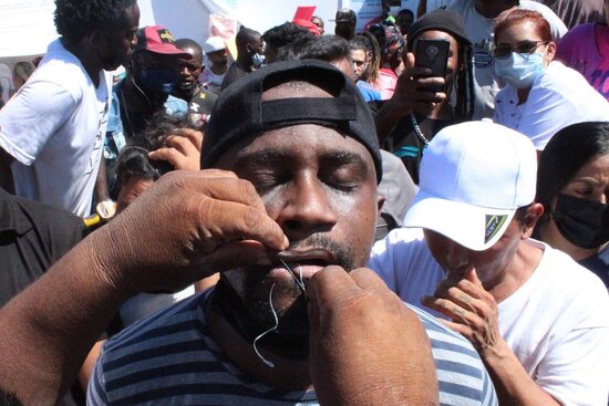 ŞOK aclıq aksiyası: Ağızlarını TİKDİLƏR - FOTO