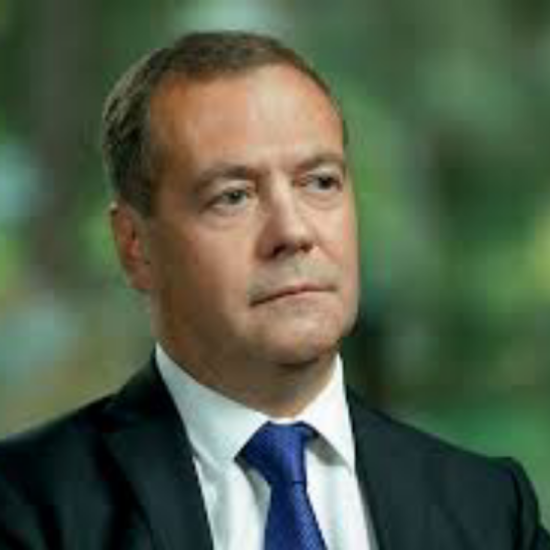 Дмитрий Медведев призвал представителей минфина Франции следить за речью и напомнил об угрозе реальной войны