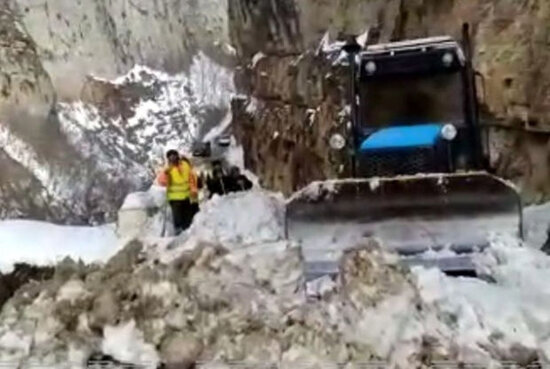 Qar uçqunu Quba-Xınalıq yolunu bağladı - FOTO