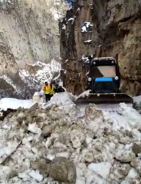 Qar uçqunu Quba-Xınalıq yolunu bağladı - FOTO