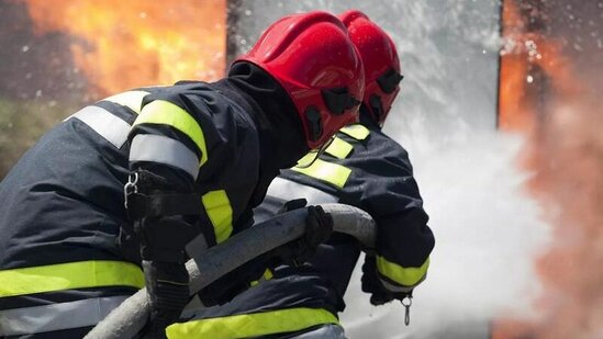 Bakıda avtoservis yanıb