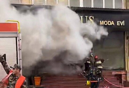 SON DƏQİQƏ! Bakıda məşhur moda evi yanır - VİDEO