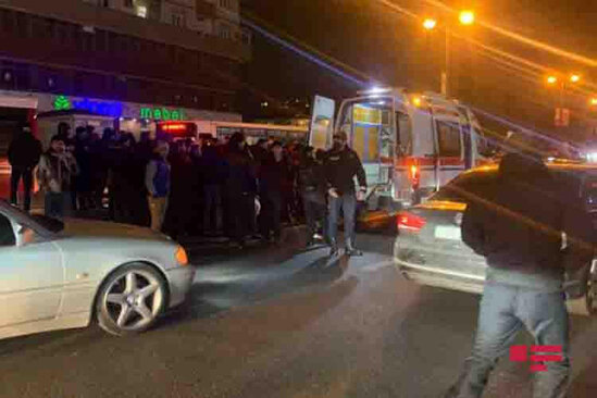 Bakıda külək piyadanı avtomobilin altına atıb - FOTO