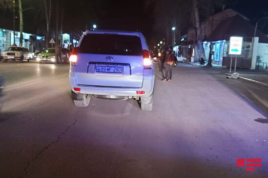 Azərbaycanda bir piyadanı iki avtomobil vurub - FOTO