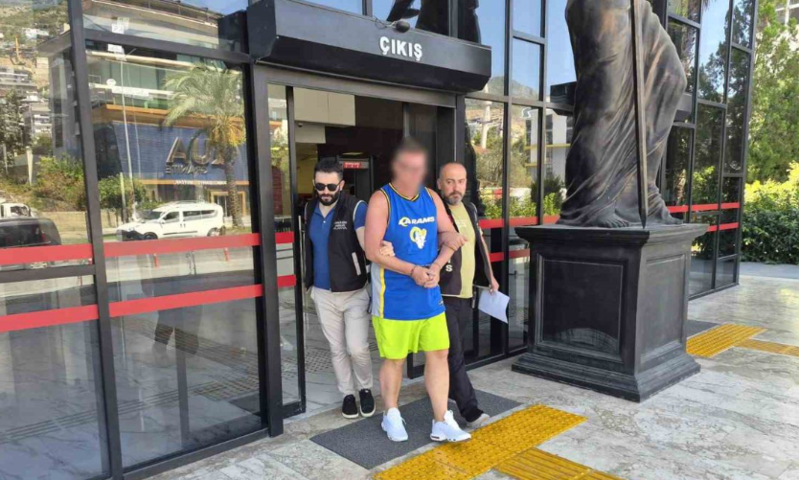 Türk bayrağına tüpürən ingilis turist həbs edildi
