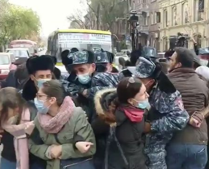 Ermənistanda etirazçılar yolları bağladı: Avtobus insanları əzdi - VİDEO