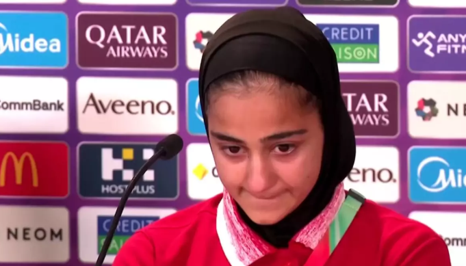 İranlı qadın futbolçu bu sual qarşısında göz yaşlarını tuta bilmədi - VİDEO
