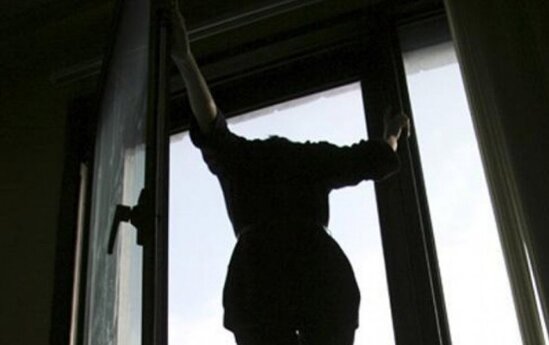 27 yaşlı qız özünü binadan atdı