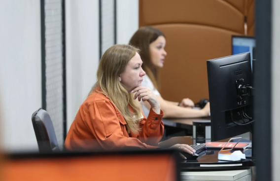 İşçilərə həddindən artıq nəzarət məhsuldarlığı niyə azaldır? - Psixoloqdan açıqlama