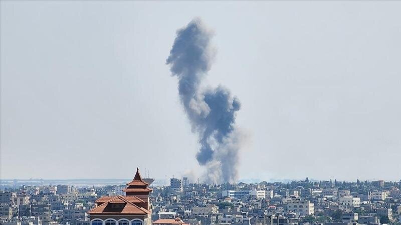 İsrail döyüş təyyarələri Qəzzada bir fələstinli ailənin evini bombalayıb