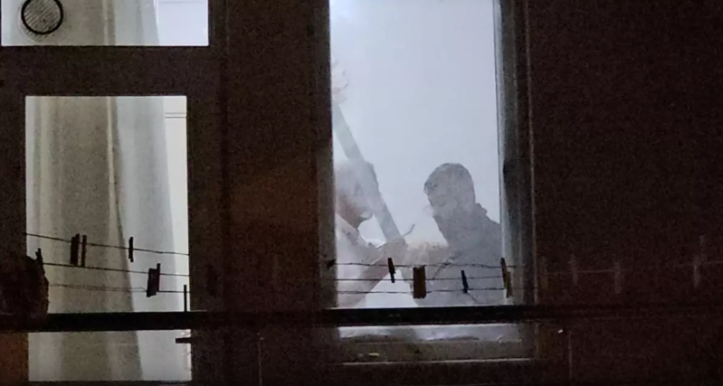 Kişi evinə çağırdığı dostunu qılıncla girov götürdü - VİDEO