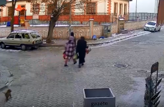 Sürücünün ehtiyatsızlığı kameraya düşdü - VİDEO