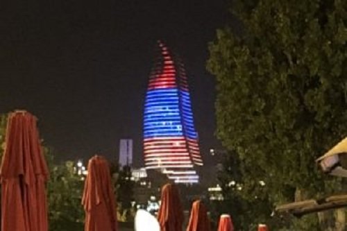 Azərbaycanda işıqlar söndü, Alov Qüllərində erməni bayrağı əks olundu