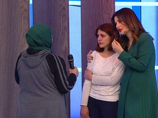 İtkin düşən qız hamilə qalıb - 3 oğlanla yaşayır - VİDEO