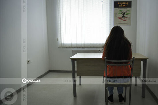 Əri müəmmalı iynə vurdu, atasının yasında narkotik axtardı: "Qardaşım görə-görə, yanıma 5 oğlan gəlib"