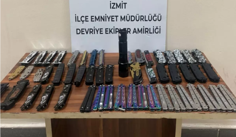 İki azyaşlının üzərindən 52 kəsici alət və elektroşok cihazı tapıldı