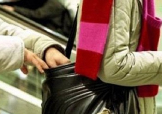 Bakı metrosunda qadının cibindən telefonu oğurlanıb