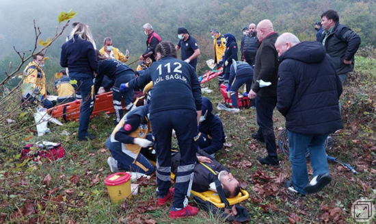Sərnişin avtobusu uçuruma düşdü: ölən və yaralananlar var - FOTO