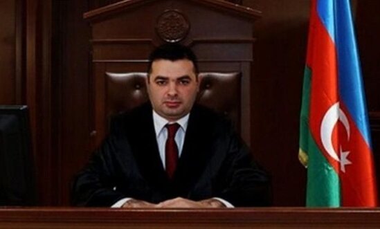 Bakıda arvadını ov tüfəngi ilə öldürən hakimin məhkəməsi başlayıb