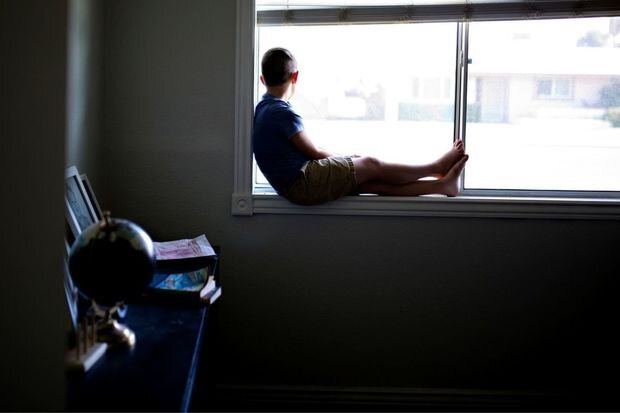 10 yaşlı uşaq dördüncü mərtəbədən yıxıldı, evə qayıdaraq anasına zəng etdi