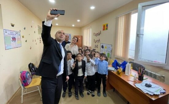 Nazir şagirdləri ilə videolar çəkən müəllimlə görüşdü - FOTOLAR