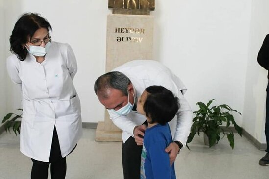 Xanımı qəzada ölən şəhidin övladı xəstəxanadan EVƏ BURAXILDI - FOTO