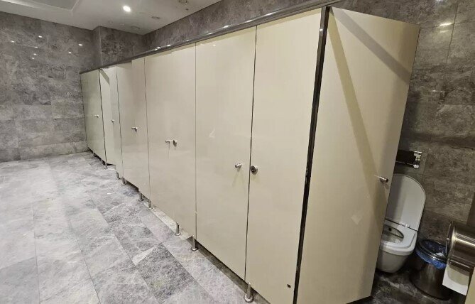 Ticarət mərkəzində işləyən qadınlar tualetində dəhşətli anlar yaşadı - VİDEO