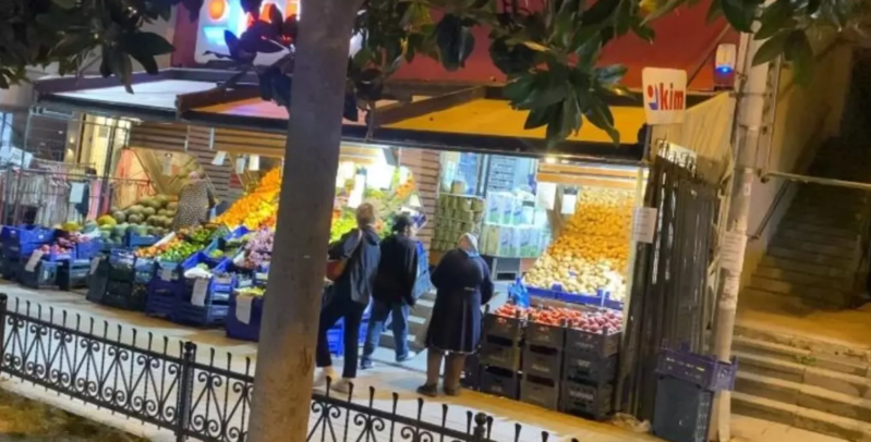 Qadın müştəri marketə iti ilə girdiyi üçün digər müştəri tərəfindən döyüldü - VİDEO