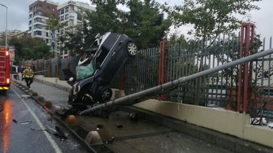 Sürüşkən yolda inanılmaz qəza: Avtomobil hasara "dırmaşdı" - FOTOLAR