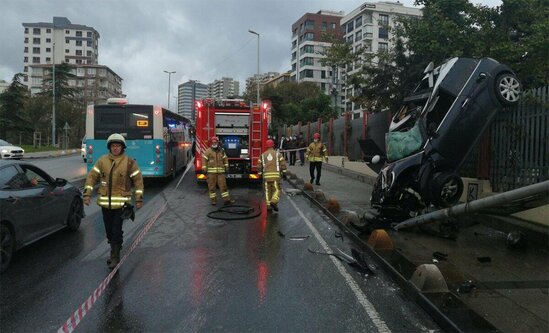 Sürüşkən yolda inanılmaz qəza: Avtomobil hasara "dırmaşdı" - FOTOLAR