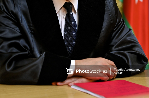 Qadını döyərək ona qarşı dələduzluq edən "nazirlik əməkdaşı"na hökm oxundu