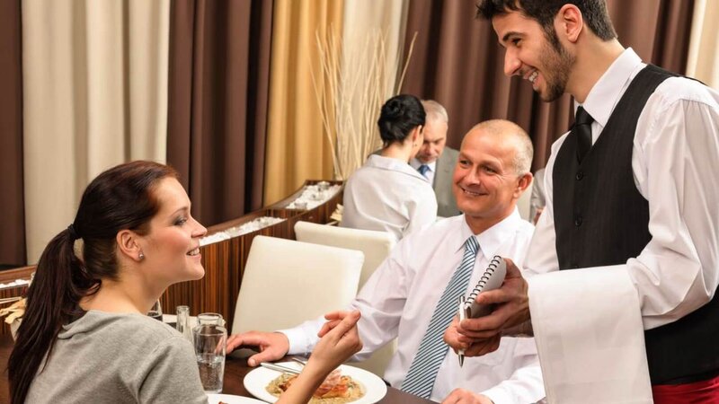 "Qaqaş", "Brat" kimi çağırılan ofisiantlar: müştərilər restoranda necə davranmalıdırlar? - VİDEO