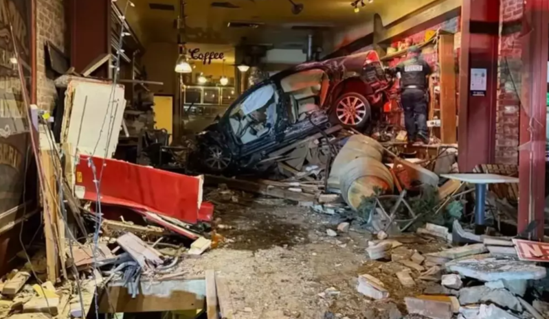 90 yaşlı sürücü son sürətlə sürdüyü avtomobillə kafeyə girdi!