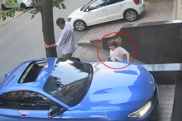 Keçmiş həyat yoldaşının üstündən maşınla keçib qaçdı - VİDEO