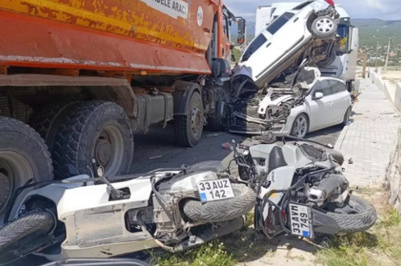 Yük maşını qarşısına çıxan nəqliyyat vasitələrini əzdi - VİDEO