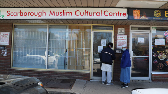 Məsciddən çıxan insanların üzərinə güllə yağdırıldı - FOTO