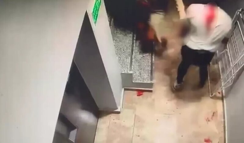 Arvadını oğlunun dostu ilə yaxaladı - VİDEO