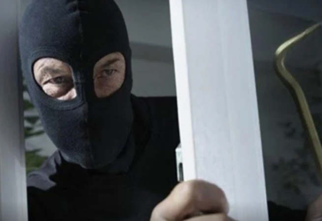 Maska taxıb mağazada gizləndi, gecəyarı kassanı yardı